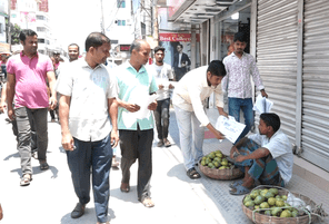 ডেঙ্গু প্রতিরোধে প্রচারণার পাশাপাশি মনিটরিং শুরু করেছে নীলফামারী পৌরসভা